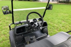 Hochgelegtes Golfcart mit Klappbank 4/6 Pers.