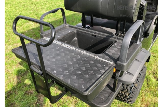 Hochgelegtes Golfcart mit Klappbank 4/6 Pers.